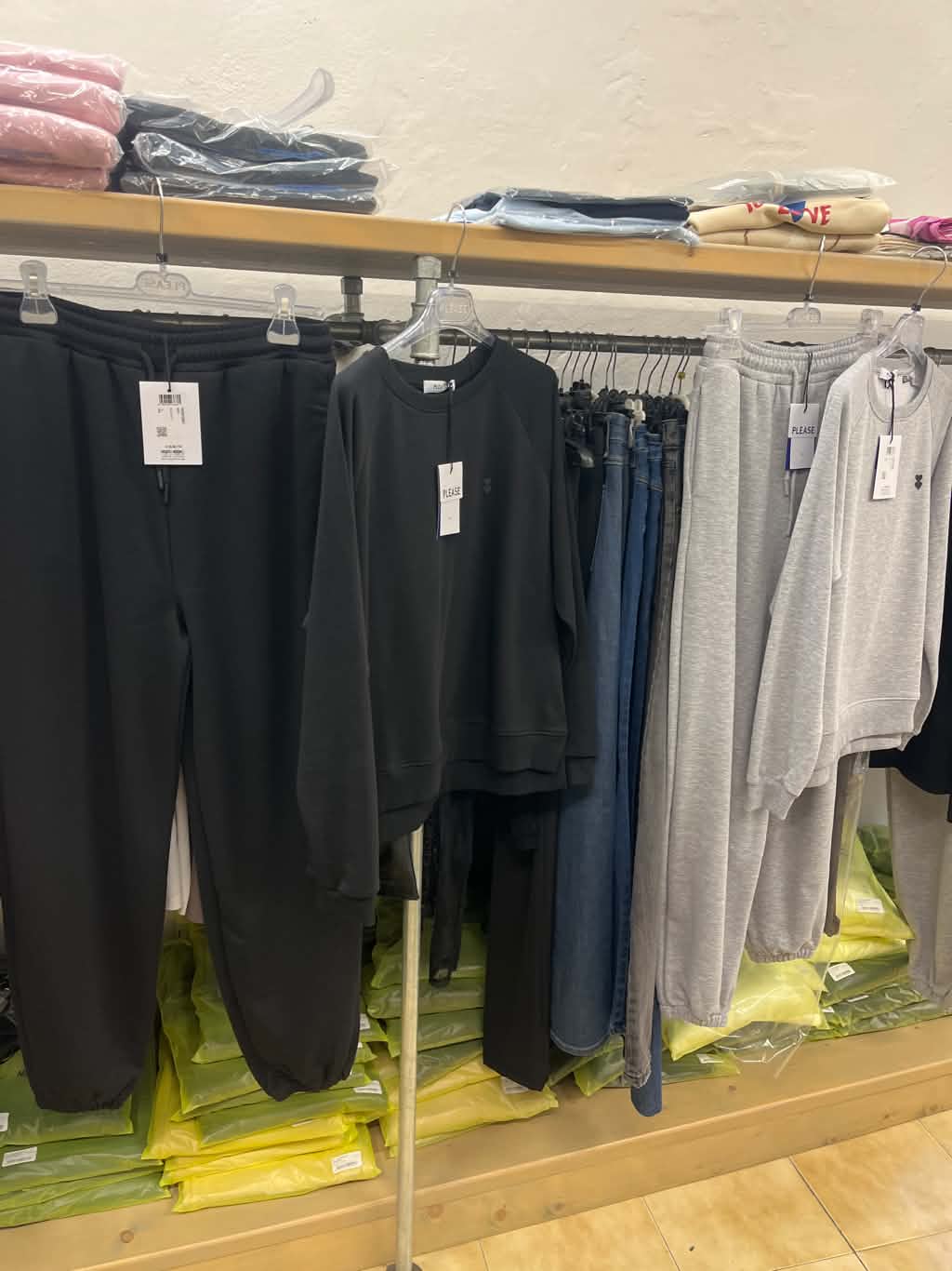 Completo donna Please tuta leggera con pantalone morbido con polsino alla caviglia.