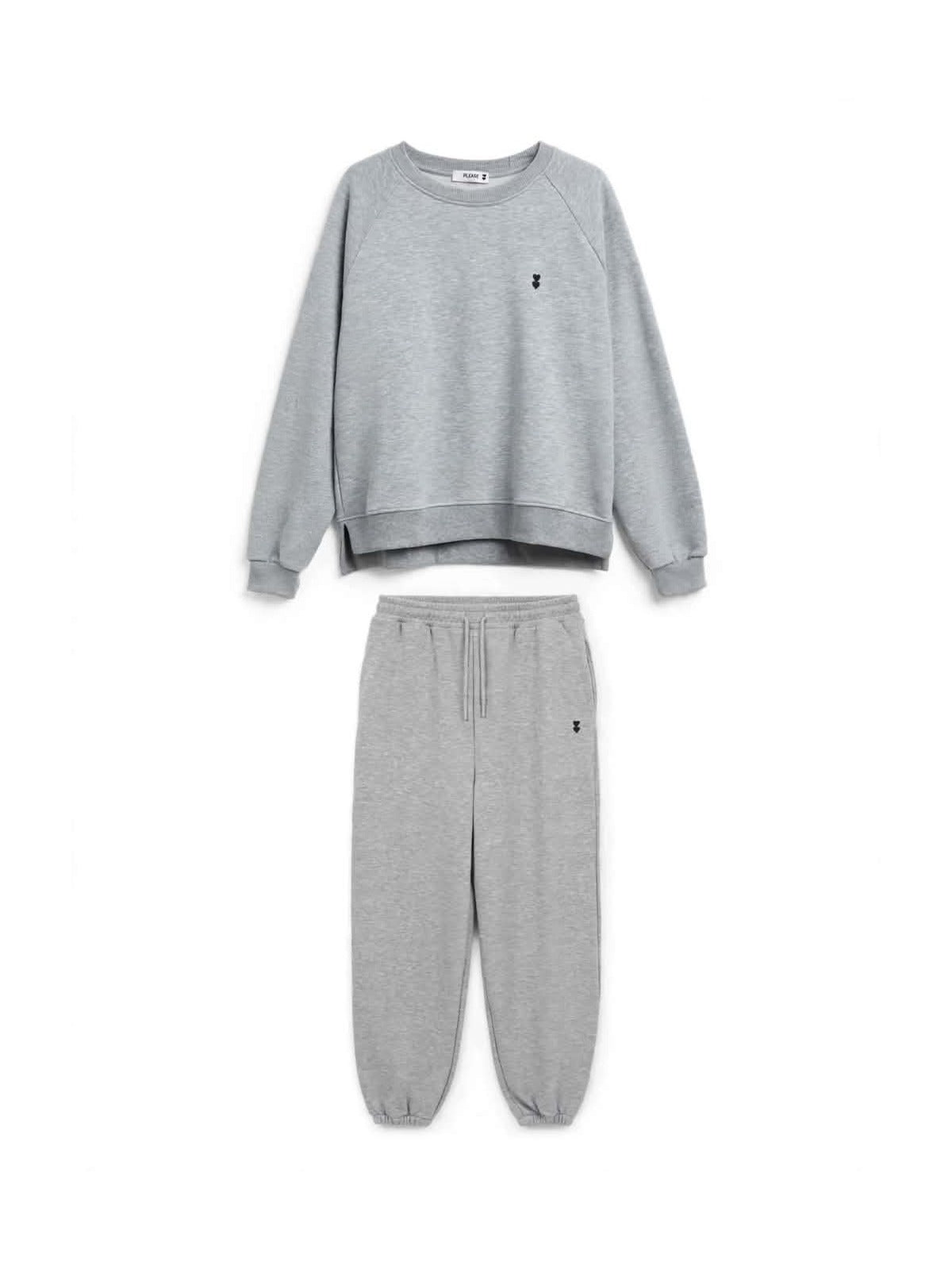 Completo donna Please tuta leggera con pantalone morbido con polsino alla caviglia.