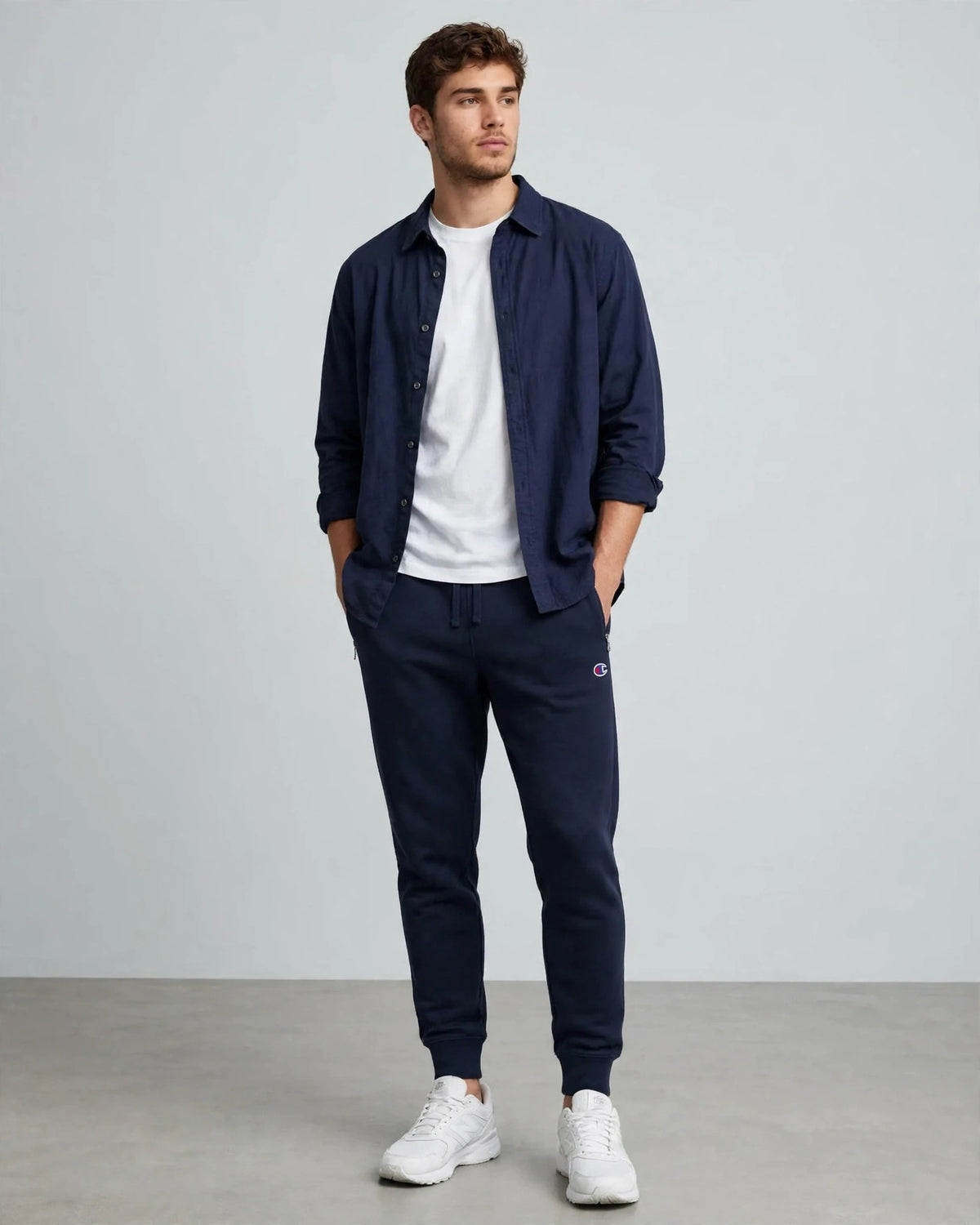 Ragazzo con pantalone tuta Champion blu navy felpato con tasche con zip - look casual uomo

